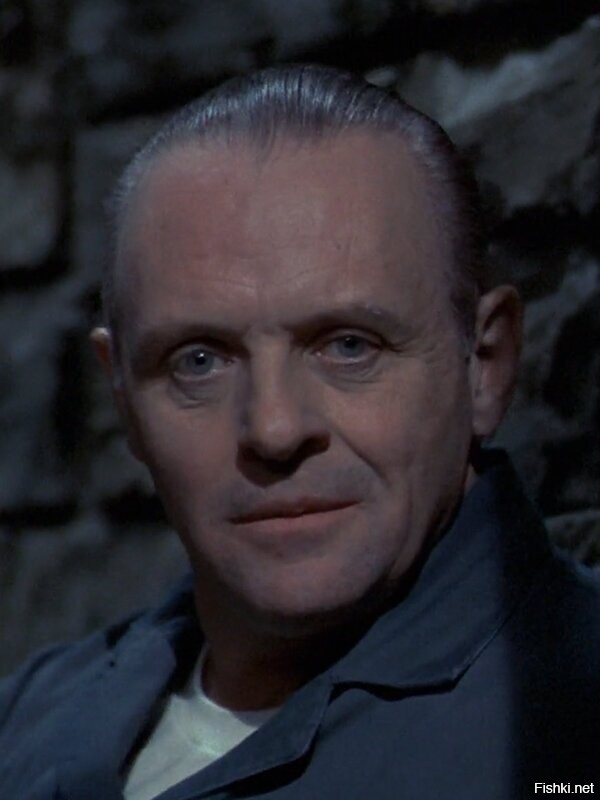 Рука взрослого мужчины и клешня лобстера весом более 2 кг