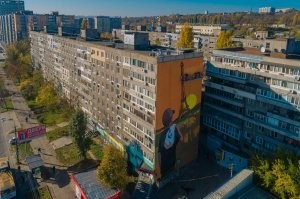 у нас в Украине, был флешмоб, взять в экзотическую страну фирменный пакет очень популярной сети супермаркетов АТБ, и зафотаться с этим пакетом на плече на фоне каких-нибудь достопримечательностей далекой страны. Ну типа не реклама , а показать что обычные люди среднего класса ездят по заграницам и ради некоторой экономии берут пакеты из супермаркета под домом на Родине.( это типа в России сеть "Магнит" или"Пятерочка").
Так вот в Днепропетровске, изобразили один популярный снимок из интернета парня с пакетом АТБ на плече, на фоне Эйфелевой башни. По иронии судьбы, стена дома на которой изображение, прямо напротив в 15-ти метрах от входа в супермаркет сети конкурентов ))