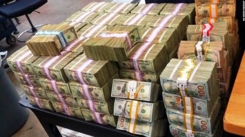 Миллион баксов наличными
Британские ученые выяснили, что миллион баксов обеспечивают их владельцу счастье, безбедную жизнь и успех у красивых девушек. Эта таинственная вещь со сверхестественными свойствами находится в наличии у каждого уважаещего себя  миллионера.