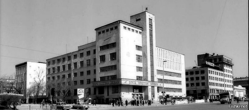 В Свердловске(Е-бурге) большое количество сохранившихся зданий конструктивизма. Считается что одно из них (Главпочтамт) -форменный трактор. Речь о нем.