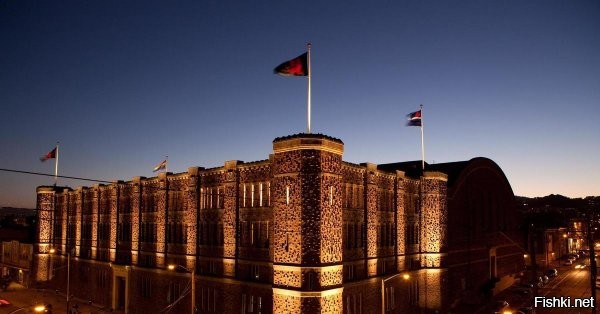 Вот "загадочный" замок.
Столько тайн хранят его покои.
Столько необычного и магического