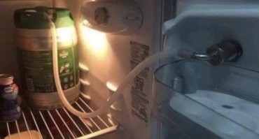 Если это обычная кега, то есть еще специальный охладитель и в кране плюс смешивается углекислый газ с пивом из кеги, из которой пиво выдавливается тем же газом. Тут непонятно что выдавливает из бочки.