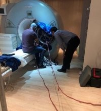 А здесь инвалид где? Сидит, или стоит? Или за веревки каталку тянуть будет? В любом случае - моментальное излечение.