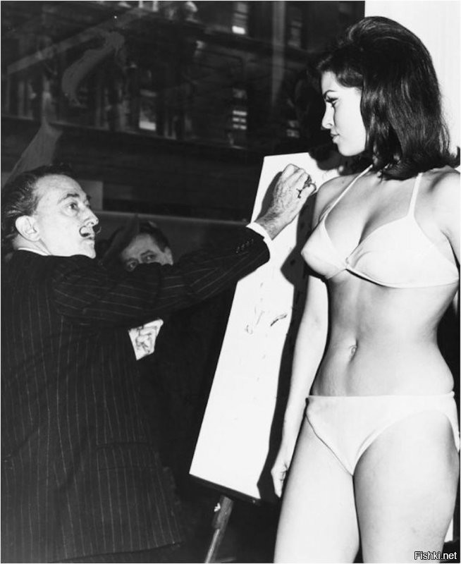 А ты портрет видел
Для раскрутки блокбастера  "Фантастическое путешествие"
с большим бюджетом киностудия 20th Century Fox пригласила Сальвадора Дали, славившегося своей безудержной фантазией. Ракель позировала художнику в витрине галереи в Нью-Йорке на пересечении двух оживленных улиц. Зевак и прессы было ох как много. Если присмотреться, видны даже лица любопытствующих на заднем плане.
 Картина была продана с аукциона в 2017 году. За неё заплатили 57 тысяч 500 долларов.