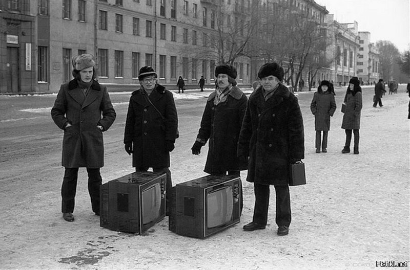 Ответ из Википедии!!!
Некондиционный товар, который мужчины собираются разобрать на запчасти, Новокузнецк...
Толь одному повезло-у него в руках "Электроника"