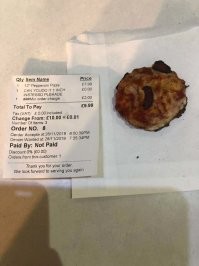 10 фунтов за такую пиццу, что-то сильно дофига. 
Да даже и за 30-ти сантиметровую пиццу, 10 фунтов дороговато.