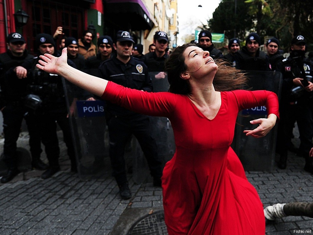 Плясать перед. Женщины протестуют. Бесстрашная женщина. Женщины танцуют на демонстрации. Демонстрация женщин.