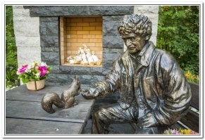 Памятник директору Новосибирского зоопарка