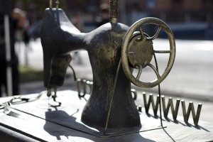 Памятник швейной машине у фабрики "им.ЦК Швейников", ныне "Синар"