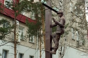 Памятник электромонтёру