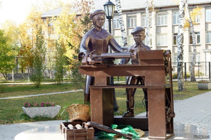 Новосибирск богат разнообразными скульптурными композициями и памятниками. Вот памятник труженикам тыла