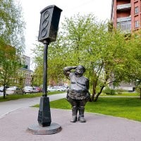 Памятник светофору   Памятник представляет собой скульптурную композицию в виде постового, который приветствует светофор. Памятник расположен на пересечении улиц Сибревкома и Серебренниковской возле школы номер 12, старейшей в городе Новосибирск. Церемония открытия памятника состоялась 25 июня 2006 года.