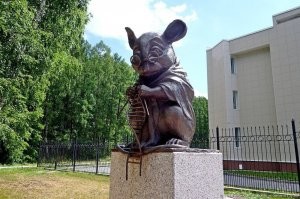 Новосибирск. Академгородок. Памятник представляет собой лабораторную мышь в очках, сдвинутых на кончик носа, которая сидит на гранитном постаменте. Мышка держит в лапках спицы и вяжет двойную спираль ДНК. Высота бронзовой фигурки мыши   70 см, общая высота памятника с постаментом   2,5 метра. Первый камень в основание памятника был заложен 1 июня 2012 года в честь 55-летия со дня основания Института цитологии и генетики. Над образом мыши работал новосибирский художник Андрей Харкевич,