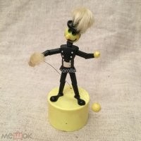 Вспомнилась такая детская игрушка...трубочист.. снизу нажимаешь на подставку... и ножки дрыгаются ... он заваливается в разные стороны
