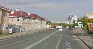 Я очень надеюсь что у вас нет прав. А если есть, то сожгите их на хрен.
1. На данной дороге 4-х рядное движение по две полосы в каждую сторону;
2. п.9.1. ПДД Количество полос движения для безрельсовых транспортных средств определяется разметкой и (или) знаками 5.15.1, 5.15.2, 5.15.7, 5.15.8, а если их нет, то самими водителями с учетом ширины проезжей части, габаритов транспортных средств и необходимых интервалов между ними. При этом стороной, предназначенной для встречного движения на дорогах с двусторонним движением без разделительной полосы, считается половина ширины проезжей части, расположенная слева, не считая местных уширений проезжей части.
Смотрите внимательно. Нарушитель находиться на две трети от своего края;
3. На данном перекрёстке не светофоров, установленный светофор только для регулирования пешеходного перехода. Движение автотранспорта регулируется знаками приоритета. Водитель ВАЗа выезжал на свою полосу движения, и скорей всего он бы остановился перед переходом для пропуска пешеходов идущих на разрешающий сигнал.