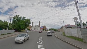 Я очень надеюсь что у вас нет прав. А если есть, то сожгите их на хрен.
1. На данной дороге 4-х рядное движение по две полосы в каждую сторону;
2. п.9.1. ПДД Количество полос движения для безрельсовых транспортных средств определяется разметкой и (или) знаками 5.15.1, 5.15.2, 5.15.7, 5.15.8, а если их нет, то самими водителями с учетом ширины проезжей части, габаритов транспортных средств и необходимых интервалов между ними. При этом стороной, предназначенной для встречного движения на дорогах с двусторонним движением без разделительной полосы, считается половина ширины проезжей части, расположенная слева, не считая местных уширений проезжей части.
Смотрите внимательно. Нарушитель находиться на две трети от своего края;
3. На данном перекрёстке не светофоров, установленный светофор только для регулирования пешеходного перехода. Движение автотранспорта регулируется знаками приоритета. Водитель ВАЗа выезжал на свою полосу движения, и скорей всего он бы остановился перед переходом для пропуска пешеходов идущих на разрешающий сигнал.