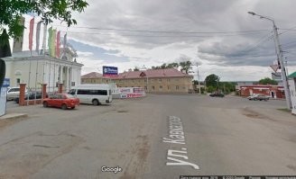 Я очень надеюсь что у вас нет прав. А если есть, то сожгите их на хрен.
1. На данной дороге 4-х рядное движение по две полосы в каждую сторону;
2. п.9.1. ПДД Количество полос движения для безрельсовых транспортных средств определяется разметкой и (или) знаками 5.15.1, 5.15.2, 5.15.7, 5.15.8, а если их нет, то самими водителями с учетом ширины проезжей части, габаритов транспортных средств и необходимых интервалов между ними. При этом стороной, предназначенной для встречного движения на дорогах с двусторонним движением без разделительной полосы, считается половина ширины проезжей части, расположенная слева, не считая местных уширений проезжей части.
Смотрите внимательно. Нарушитель находиться на две трети от своего края;
3. На данном перекрёстке не светофоров, установленный светофор только для регулирования пешеходного перехода. Движение автотранспорта регулируется знаками приоритета. Водитель ВАЗа выезжал на свою полосу движения, и скорей всего он бы остановился перед переходом для пропуска пешеходов идущих на разрешающий сигнал.