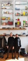Я  конечно хз, но я один заметил, что почти нигде нет мяса? Хотябы колбаса, сосиски или лотки с мясным, веганы чтоль одни? Соусы и овощи с фруктами) Еще и двух голубков пихнули )))) Причем у одного лицо какое то черезчур корявое)