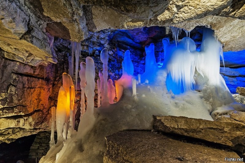 А как же Кунгурская ледяная пещера?
Длина 5700 метров. Глубина 27 метров. 58 гротов, 70 озёр.