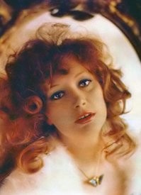 Да! Алла талантлива. в 1986г.
А чем  ей щель замазали  -  ыыыыы
между зубьев  тогда?