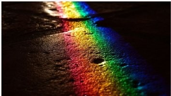 Да, было такое. 
Видели в 2013 г.  в Донецке, летом.
Ливень и солнце. Замечательно 3 радуги в небе и на дорогах - маленькие сияли и выглядело как бы  ....
 но страшно было.  
Много радуг = ни значит хорошо.
Так что, сохраняйтесь, господа сосайтники,  в игре 
Здоровья вам всем!