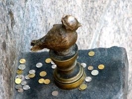 Ну а памятник Чижику-Пыжику? Это памятник песне)))....