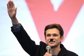 Я думал было ,что яшин этот какой то очередной малолетний хомяк Погуглил :этому утырку почти 40 лет ,да еще эта шалава работает каким то чиновником в Москве Вопрос к жителям столицы ,вы что там употребляете когда таких п.и.д.а.р.о.в в депутаты выбираете?