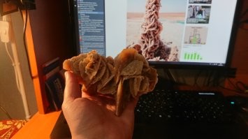 Был на севере Сахары - там (в Тунисе) аборигены деньгу зашибают на этом. Откалывают и толкают кому ни попадя. И да, я его лизнул. И нет, он не соленый)))))