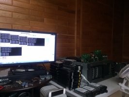 На двухкассетниках Вега писал аудио. На 50 обычных видаках писал видео. Работал на упаковочной машине, запаивал в термоусадочную пленку видеокассеты. До сих пор пиратством, в принципе, занимаюсь. Сейчас перешиваю серверные жесткие диски в OEM-прошивки. Йо-хо-хо и кейгенератор!