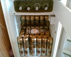 Фотограф открыла 30 чужих холодильников и показала их всему миру