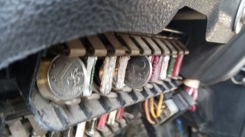 А еще монетки вместо предохранителей использовали любители экстрима на старых авто ))