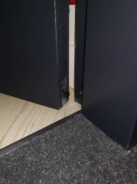 не активирует задвижку, а опускает умный порог, который закрывает щель под дверью, препятствуя сквознякам, свету из другого помещения, в том числе и дыму проникать в помещение