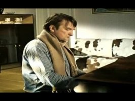 Мужчина сыграл на уличном пианино и удивил прохожих