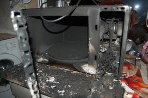 вообще-то микроволновка - опасная штука.  вот эта сгорела ночью, сама по себе. не знаю из-за чего, возможно был перепад напряжения. поэтому рекомендую подобные гаджеты отключать от сети.