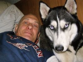 На пенсии я уже 8 лет.
Частный дом в пригороде Воронежа.
Живу с собакой и соседским котом.
В прошлой жизни - армия, мореходка, 5 лет работал судовым радистом, 5 лет учеба в мединституте и до пенсии стоматолог в поликлинике.
В бизнесе - ни ухом ни рылом, но брат - бизнесмен.