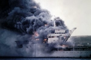 " хотя удалось сохранить все десантные и транспортные корабли " ( ц ) . 
Нет , не удалось ..
8 июня 1982 года состоялся удачный налёт аргентинской авиации на британские десантные суда , который был бы ещё более удачным , если бы все бомбы взрывались .
Аргентинские летчики использовали ржавые американские боеприпасы – пролежав тридцать лет на складе, они почему-то отказывались взрываться.
Десантный корабль "Сэр Галахад" был поражен тремя бомбами , его систершип "Сэр Тристрам" получил две 500-фунтовые бомбы .
 В результате "Сэр Галахад" выгорел дотла . Британцы пытались буксировать его, но повреждения были столь серьёзны, что 21 июня судно было добито своей подводной лодкой . Место затопления считается военным мемориалом . 
"Сэр Тристрам" был эвакуирован на борту тяжёлого лифтера MV Dan Lifter назад в Англию в 1983 году ( смотри фото ниже ).
 В отличие от "Сэра Галахада", "Сэр Тристрам" был восстановлен .