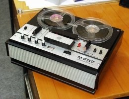 Был у меня в середине 80-х Маяк 201, батя отдал, он его купил еще в начале 70-х, когда студентом в стройотряде деньги заработал. Я на нем и слушал все что нашел у бати сначала, а это был Высоцкий, Антонов, Бони-М, Африк Симон, потом через пару лет пошел уже Цой, Пикник, потом потяжелее "Черный Кофе, Ария, Круиз, Мастер. Был большой минус в нем, он был моно, и в двух отдельных колонках, через усел, звучало уныло. А потом уже пошли кассетники, но это уже совсем другая история)))