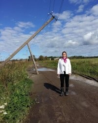 Я так понимаю, это про женщину на фото? 

Работает, а остальное - это мелочи.