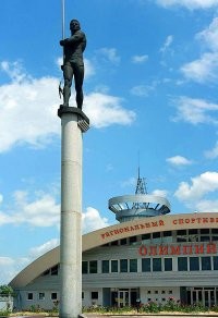 Памятник Сергею Бубке в Донецке. Догадайтесь, сколько высота постамента?