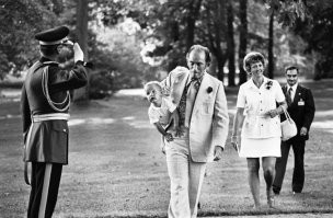 Прикольное фото: диктатор Канады Пьер-Элиотт Тридо тащит будущего премьера Канады Джастина Тридо. Военный слева отдает честь сразу двум канадским премьерам. А в Беларуси такое увидишь? Нет, это только канадцы такие бесхребетные холопы.