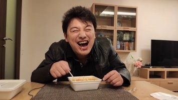 по уху)) миллиарды там)))