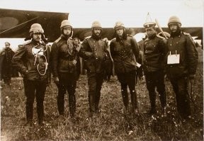 Ну,а ватники из России ни сном,ни духом о шелковых шарфах не знали