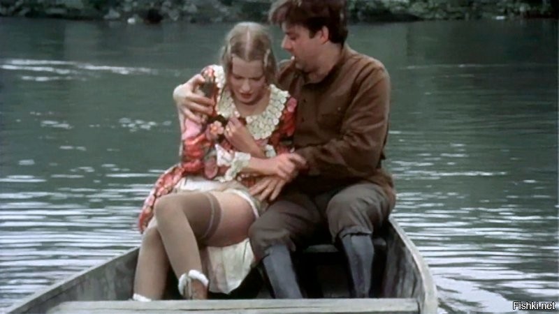 В исторически склонной к левым настроениям Италии снять откровенно антипролетарский фильм, как получился у Бортко, не получилось бы при всём желании. И у Латтуады, ни на йоту не отступившего от первоисточника, но аккуратно сместившего акценты, получилась, скорее, отповедь зарождающемуся фашизму. С одной стороны   садист профессор Преображенский с окровавленными по локоть руками и одержимостью сверхидеей. С другой стороны   обаятельный Бобиков (в немецкой версии картина называлась «Почему лает герр Бобиков?»)