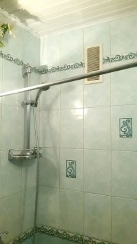 Мне хороший мастер (плиточник, плотник, сантехник, непьющий!) 10 лет назад сделал за месяц в хрущёвке ванну. Дай Бог ему здоровья, жаль, в Россию переехал... Все панели съёмные, на саморезах, дырочки замазаны, но легко снимаются (один раз понадобилось, когда новую трубу варили). Сфотографировал только что на телефон, так что качество не очень...