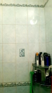 Мне хороший мастер (плиточник, плотник, сантехник, непьющий!) 10 лет назад сделал за месяц в хрущёвке ванну. Дай Бог ему здоровья, жаль, в Россию переехал... Все панели съёмные, на саморезах, дырочки замазаны, но легко снимаются (один раз понадобилось, когда новую трубу варили). Сфотографировал только что на телефон, так что качество не очень...