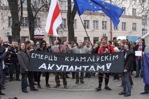 -Зачем митинг?

-Ну эта,.... честные выборы нужны, Лукаш надоел...

- А это к чему?(смотрим фото)

-Ну эта...вата отвали, не лезь в наше светлое будущее Бульбастана из своей завистливой Рашки.
