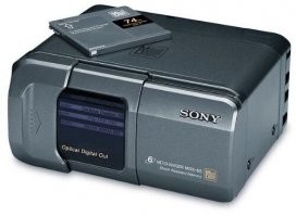 Пропустили еще одну штуку - minidisk. Была довольно популярная для заграницы штука. Для России было дороговато, а за бугром в середине 90-х был довольно популярной штукой в машинах. Часто встречал в японских секунд-хендах.