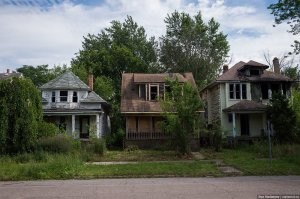 А это Детройт, и что?
В ЛЮБОЙ стране можно найти заброшенные дома...