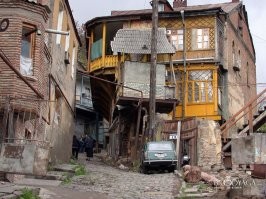 :) Ты дурак?  Для самых тупорылых написано, что закончилась руда, шахты закрылись, люди разъехались в другие места. 

Если ты решил на русский мир пукнуть, ты реально решил, Что в Грузинском мире-то лучше было? Европейцы еппп.    

:) Открой лицо.  А сюда в Грузию Европейский мир пришел. ЛУчше стало?  Это плять жилые дома и районы, а не заброшенный поселок. Про печки буржуйки в многоэтажках вообще молчу.