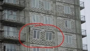 Ну, тут возможно просто сфотографировали во время процесса,пока оно до конца не закрылось))